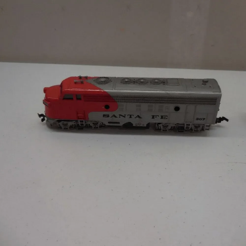 HO‎ Scale Bachman SANTA FE #307 Diesel Locomotive Engine & Caboose Model Train
